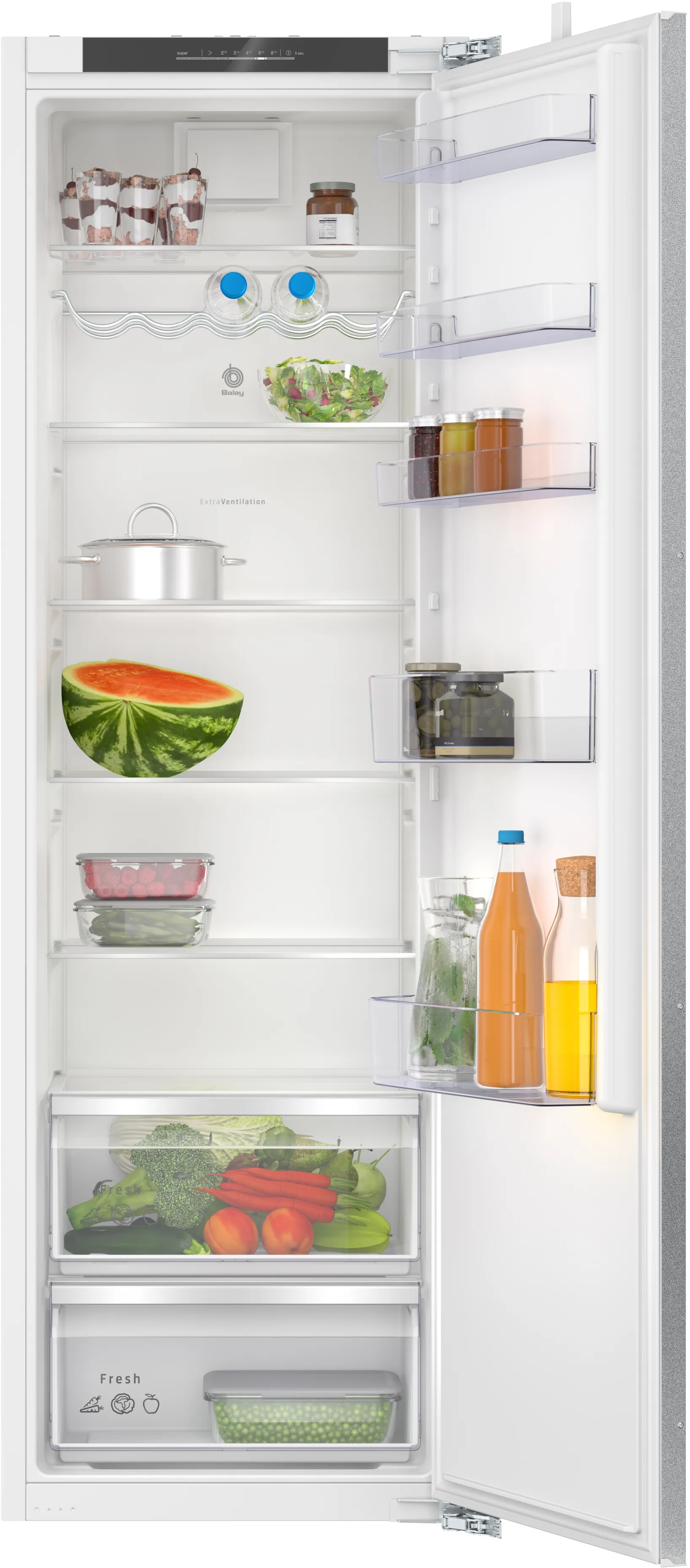 Un refrigerador abierto lleno de frutas, verduras y frascos. Se ve una sandía. Hay estantes transparentes en la puerta.