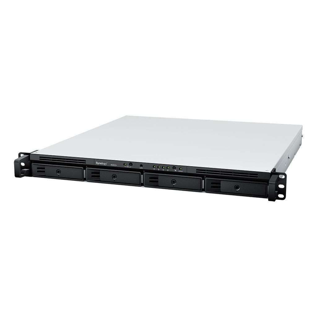 Un serveur NAS Synology RS822+ blanc et noir. Il possède plusieurs baies de disque, des voyants et un bouton d'alimentation sur le panneau avant.
