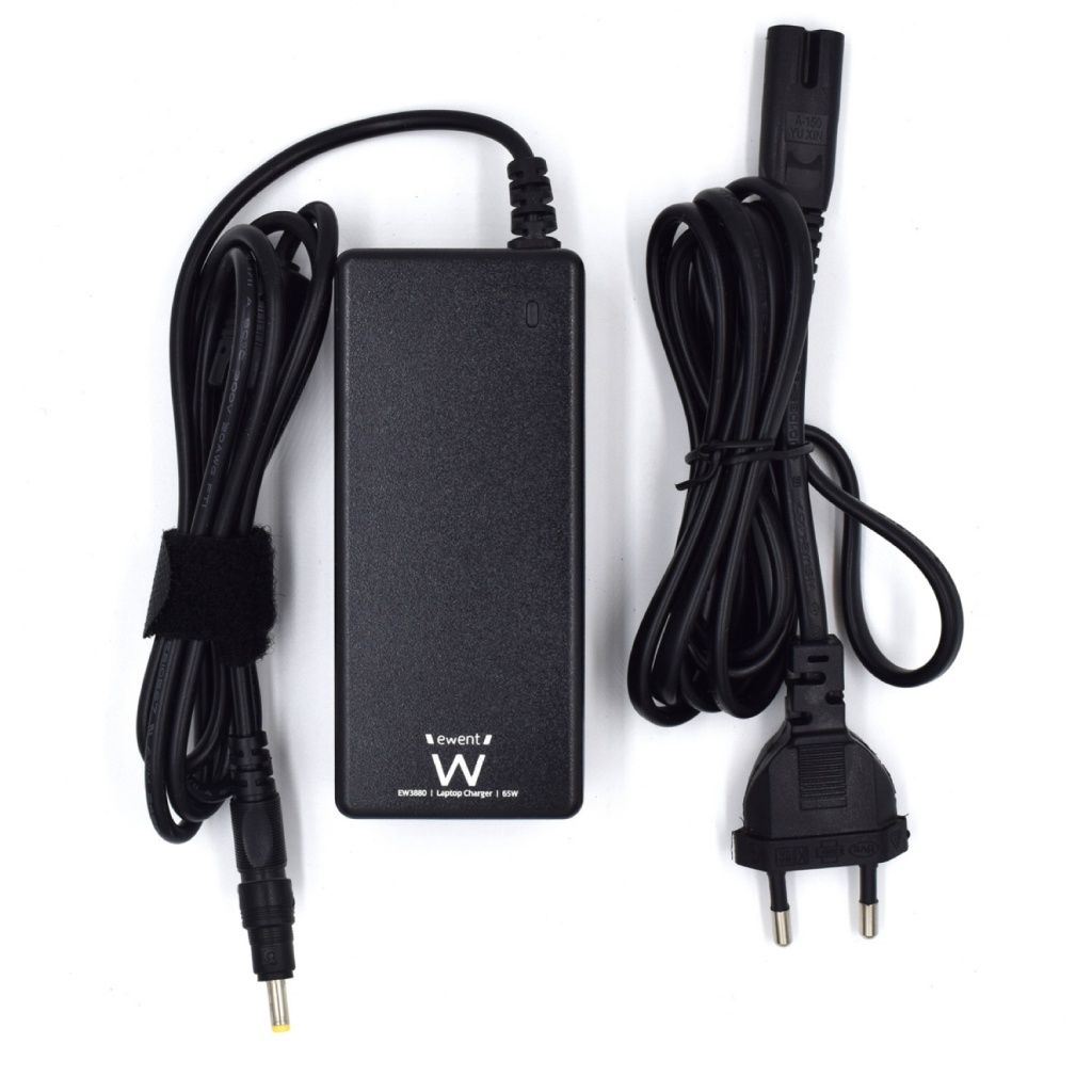 Un cargador de portátil negro con cable de alimentación y enchufe. El cargador tiene la marca 'ewent'. El fondo es blanco.