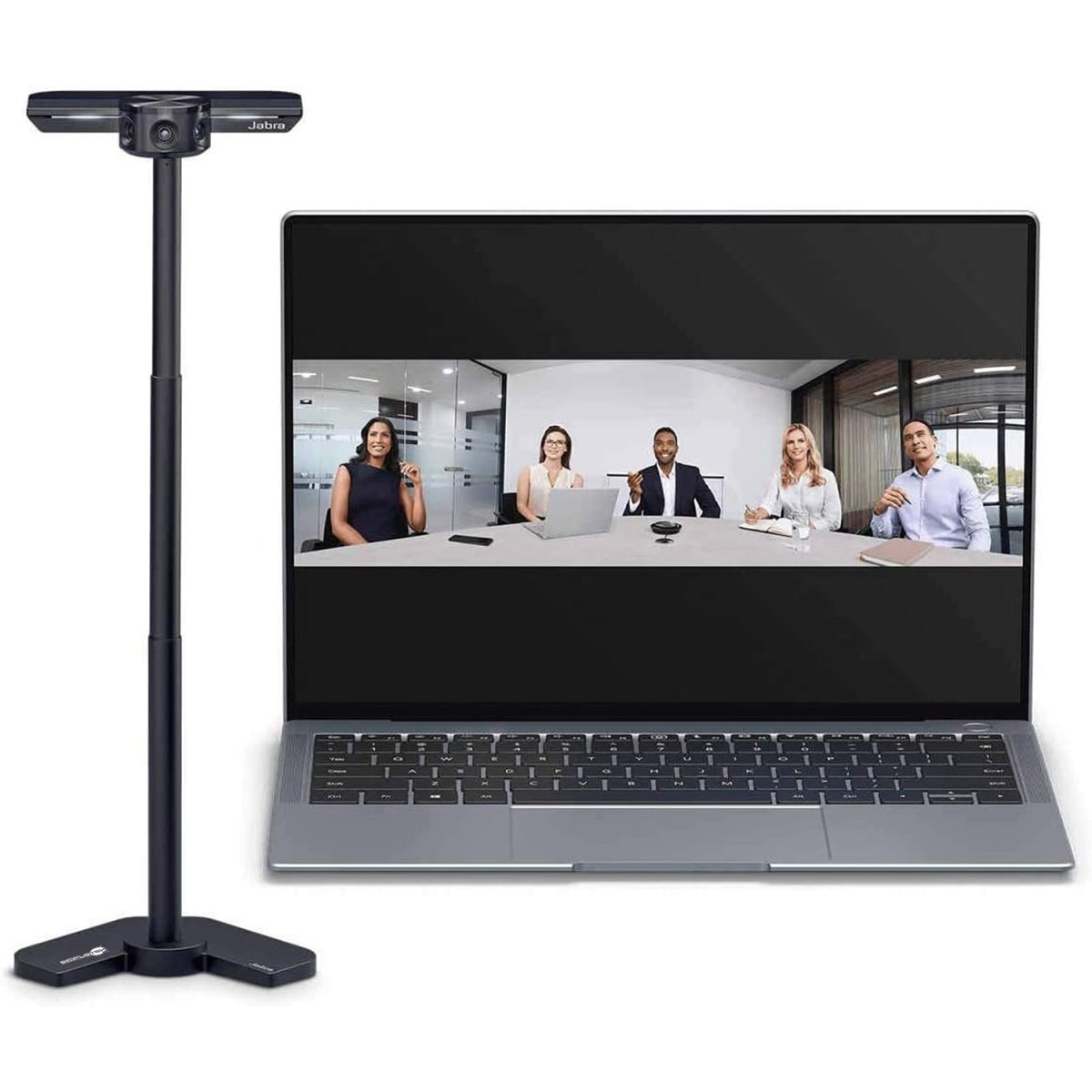 Un laptop mostra una videochiamata. Una webcam su un supporto è accanto. Quattro persone sono nella videoconferenza.