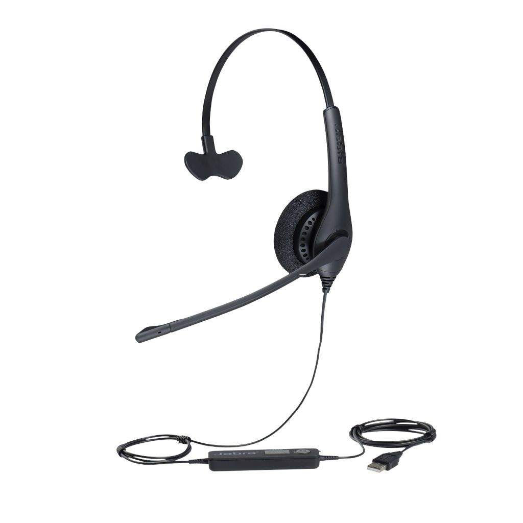 Un auricular Jabra negro con micrófono y cable USB. Descansa sobre un fondo blanco. El auricular está a la derecha.
