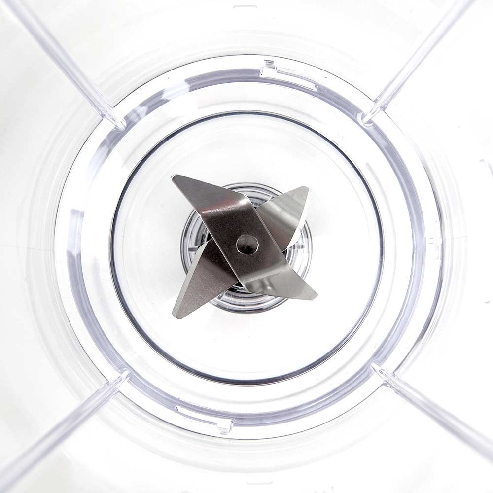 All'interno di un frullatore, un gruppo lame centrale argentato è circondato da un contenitore di plastica trasparente. Le lame sono a forma di stella.