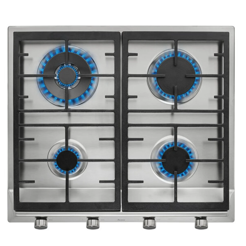 Kuchenka gazowa ze stali nierdzewnej z czterema palnikami. Każdy palnik ma czarne ruszty. Widoczne są niebieskie płomienie.