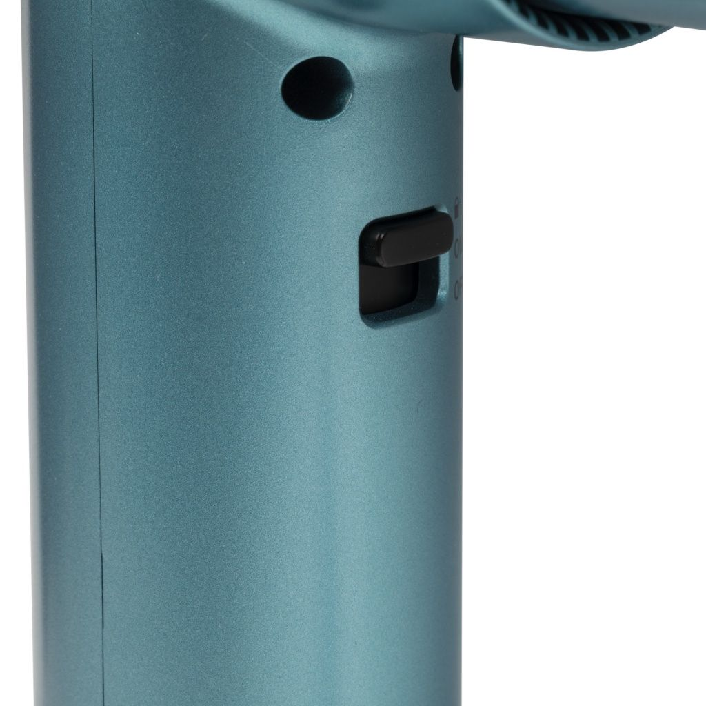 Zbliżenie turkusowej suszarki do włosów. Zawiera przycisk zasilania, wlot powietrza i otwór na obudowie. Tło białe.