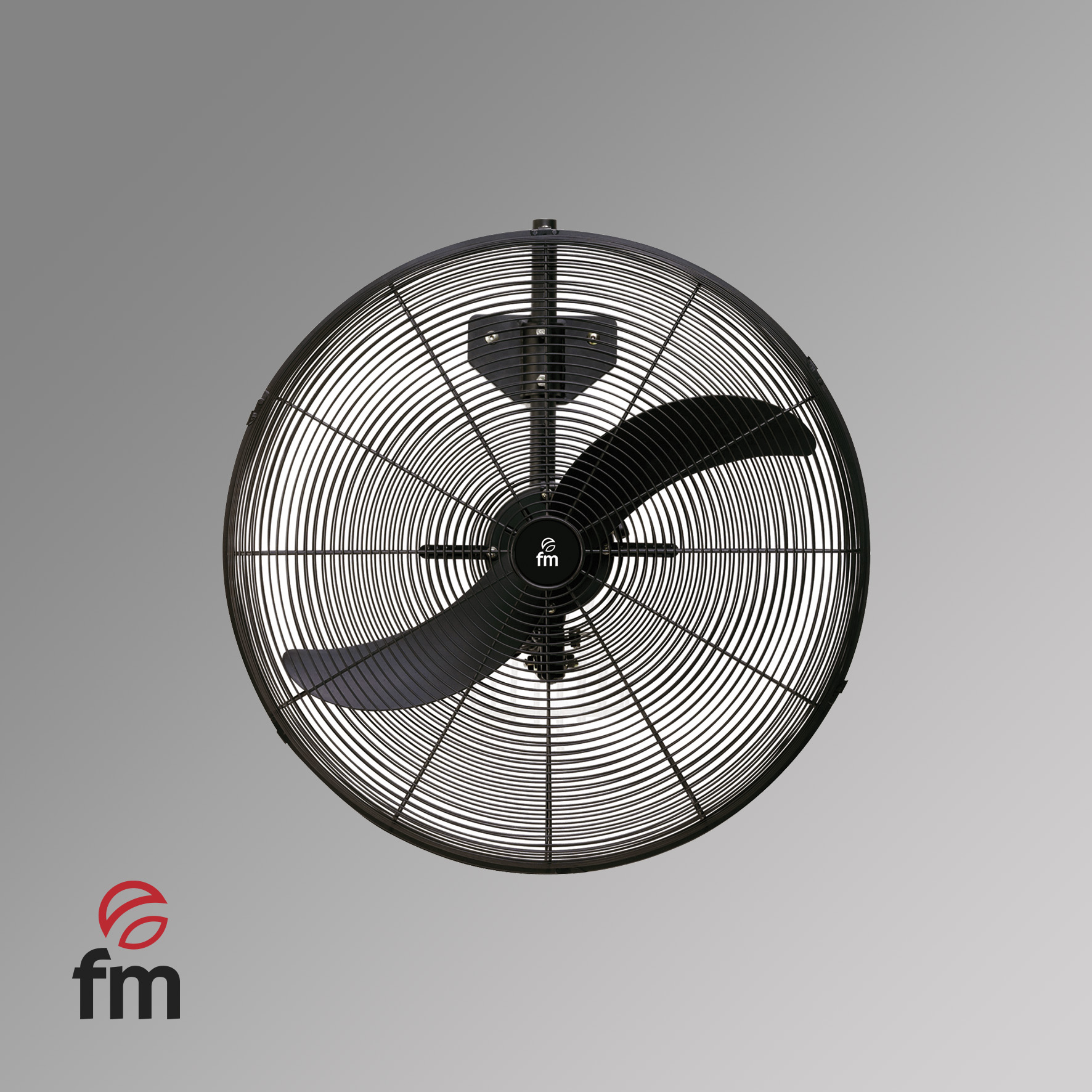 Un ventilador industrial negro con tres aspas está centrado. El ventilador tiene una rejilla protectora y un fondo gris degradado.