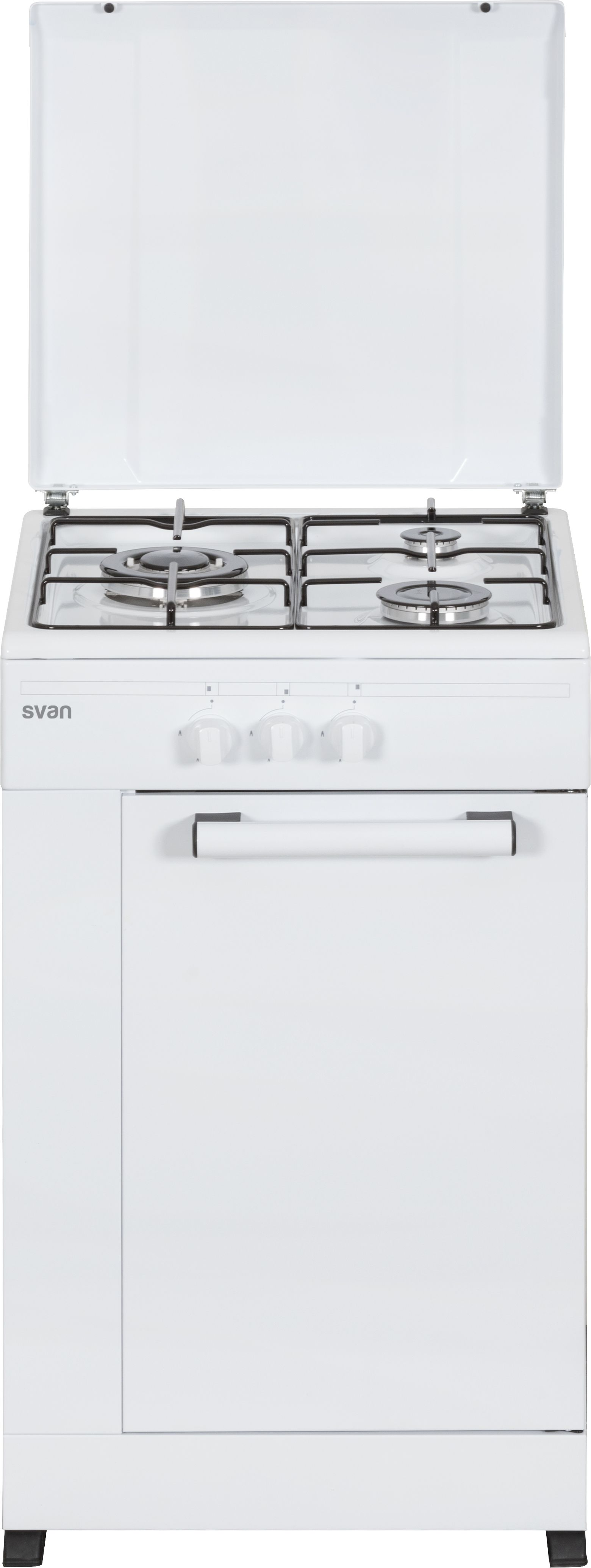 Una cocina de gas blanca con tapa levantada. Tiene cuatro quemadores, mandos y puerta de horno. La marca es 'svan'.