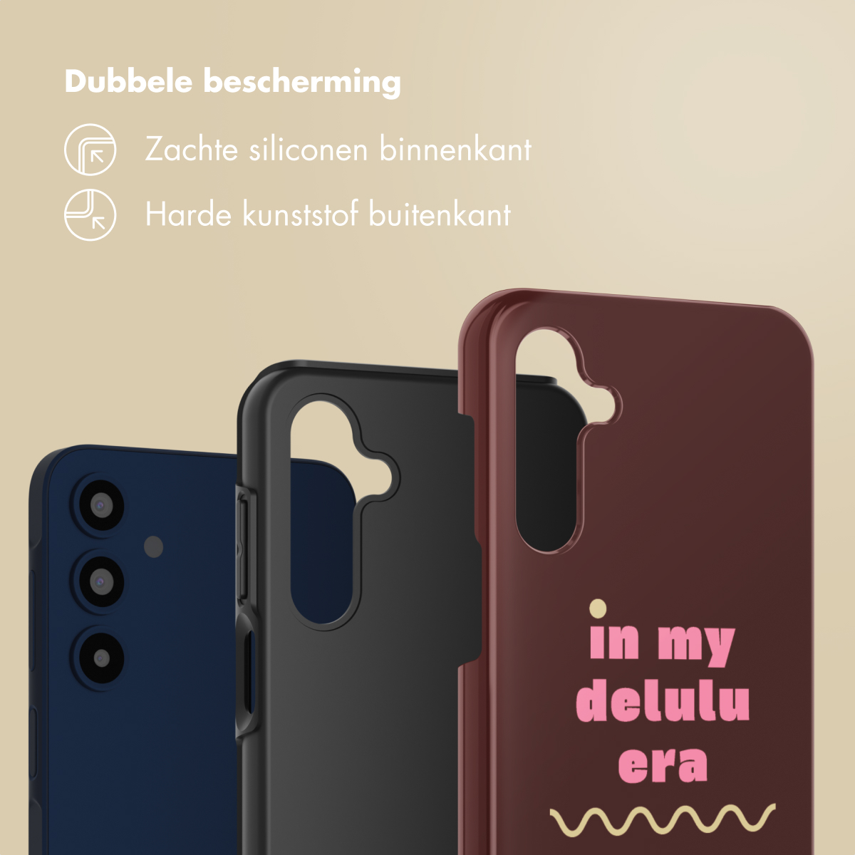 Drie telefoonhoesjes in verschillende kleuren: marineblauw, zwart en bordeaux. Bordeaux hoesje heeft tekst 'in my delulu era' in roze.