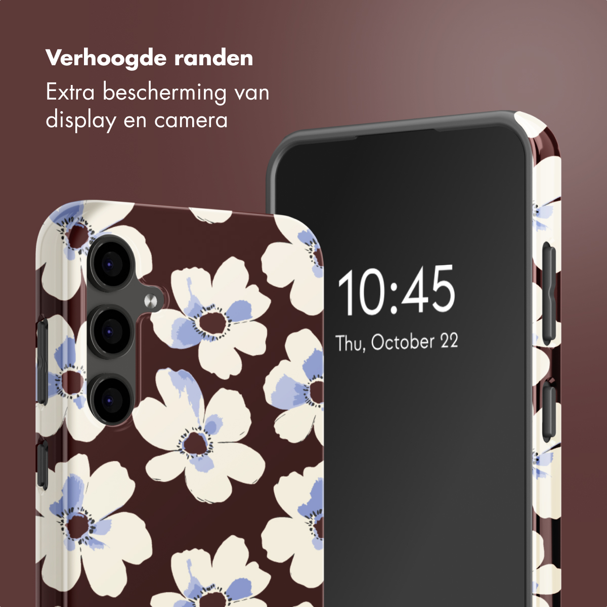 Un téléphone avec une coque florale affichant l'heure. La coque a des fleurs blanches et bleues sur fond marron. Le texte dit 'Verhoogde randen'.