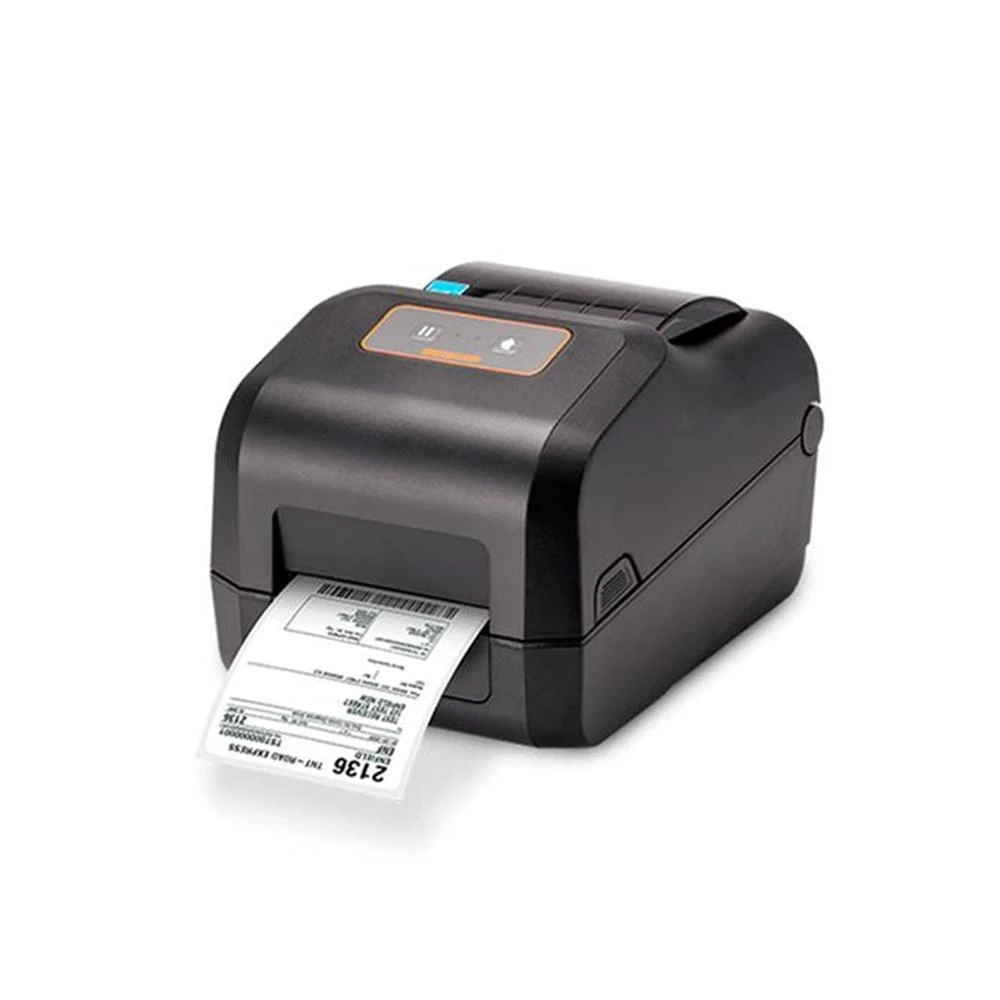 Ein schwarzer Etikettendrucker druckt ein Versandetikett. Das Etikett hat Text und einen Barcode. Der Drucker steht auf weißem Grund.