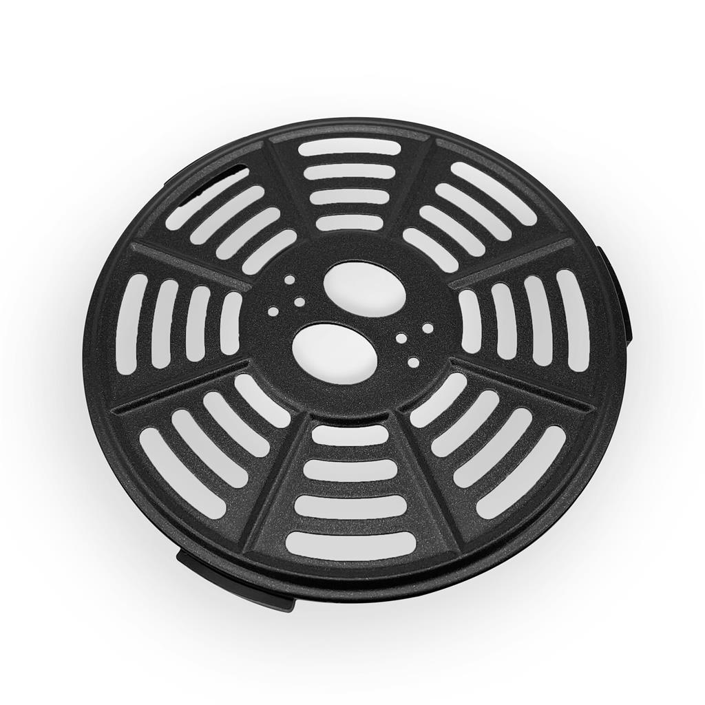 Un accesorio negro y redondo para freidora de aire con múltiples ranuras horizontales y verticales y dos aberturas ovaladas.