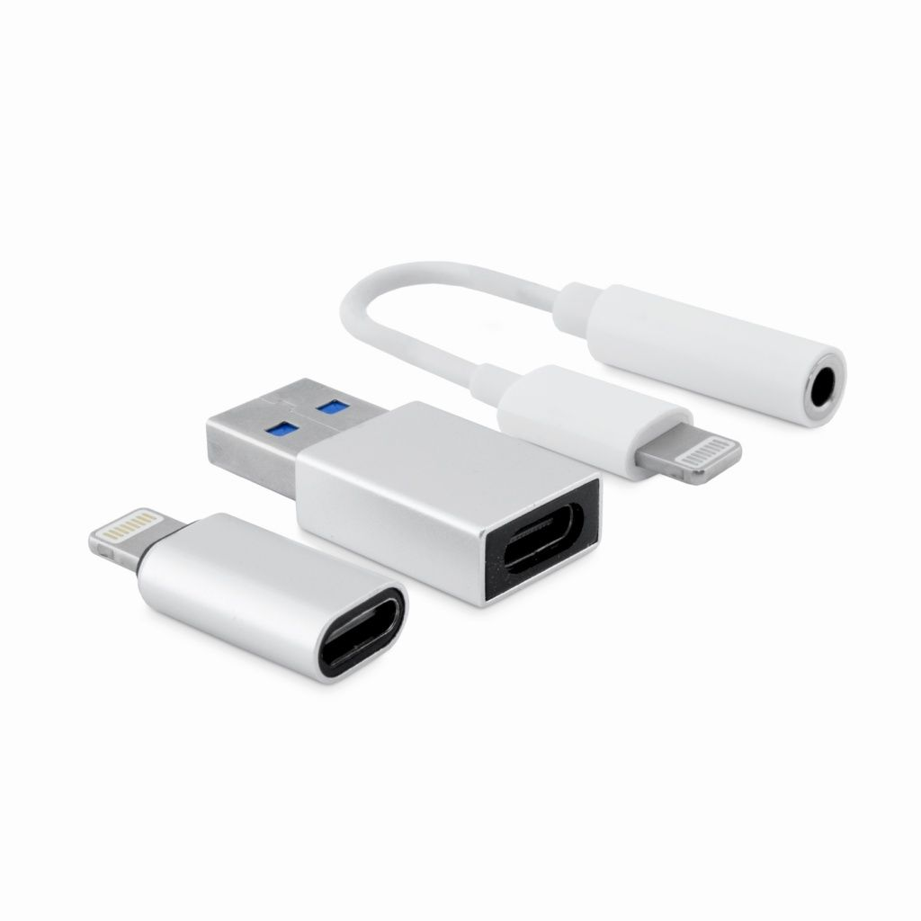 Das Bild zeigt verschiedene weiße und silberne Adapter: USB-auf-Lightning, Lightning-auf-Audiobuchse und USB-auf-USB-C-Adapter.