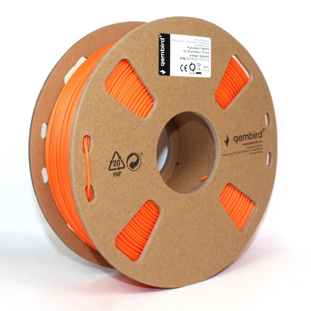 Eine orangefarbene 3D-Drucker-Filamentspule. Die Spule besteht aus Pappe, mit orangefarbenem Filament, das darum gewickelt ist. gembird-Logo sichtbar.