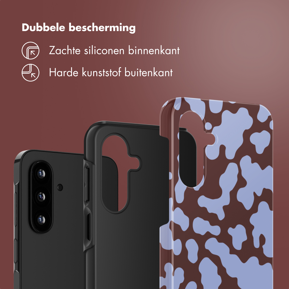 Telefoonhoesjes, één zwart en twee met patronen, worden getoond tegen een bordeauxrode achtergrond. Tekst in het Nederlands bovenaan.