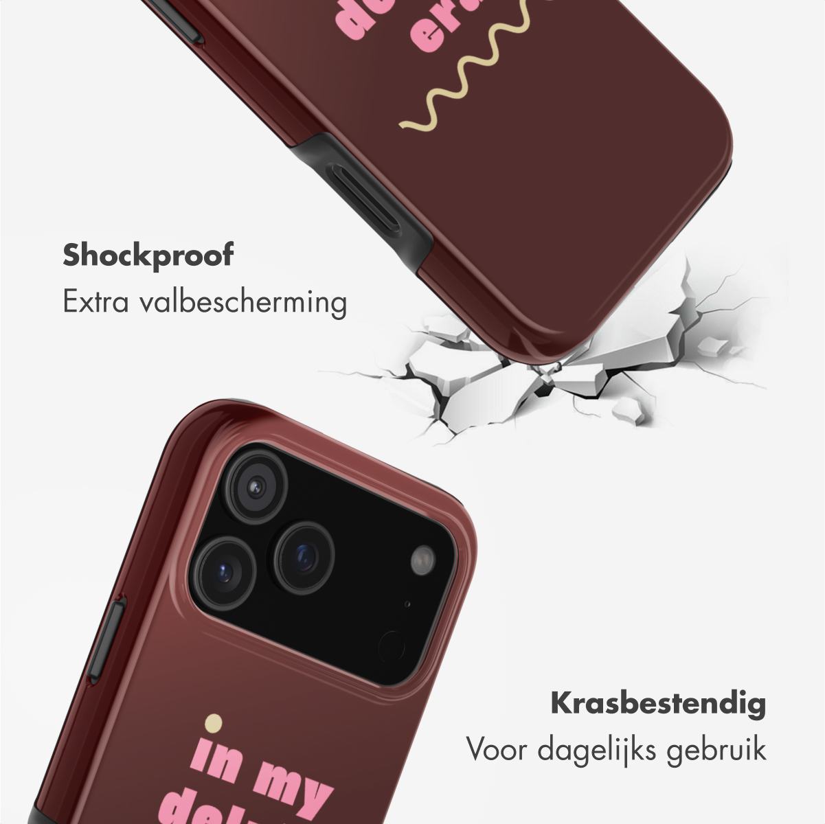Twee bordeauxrode telefoonhoesjes met tekst, één valt en barst de grond. Tekst luidt 'Shockproof', 'Krasbestendig' en telefoontype.