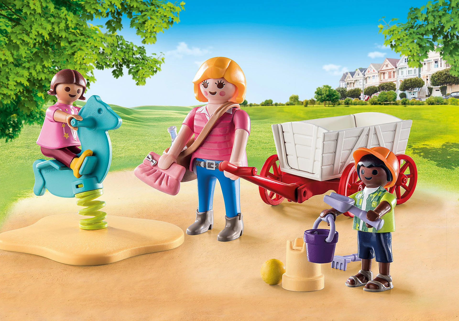 Playmobil-Szene: Kind auf einem Pferdefederreiter, Frau mit Handtasche und rotem Wagen, Junge mit Eimer und Schaufel, Häuser im Hintergrund.
