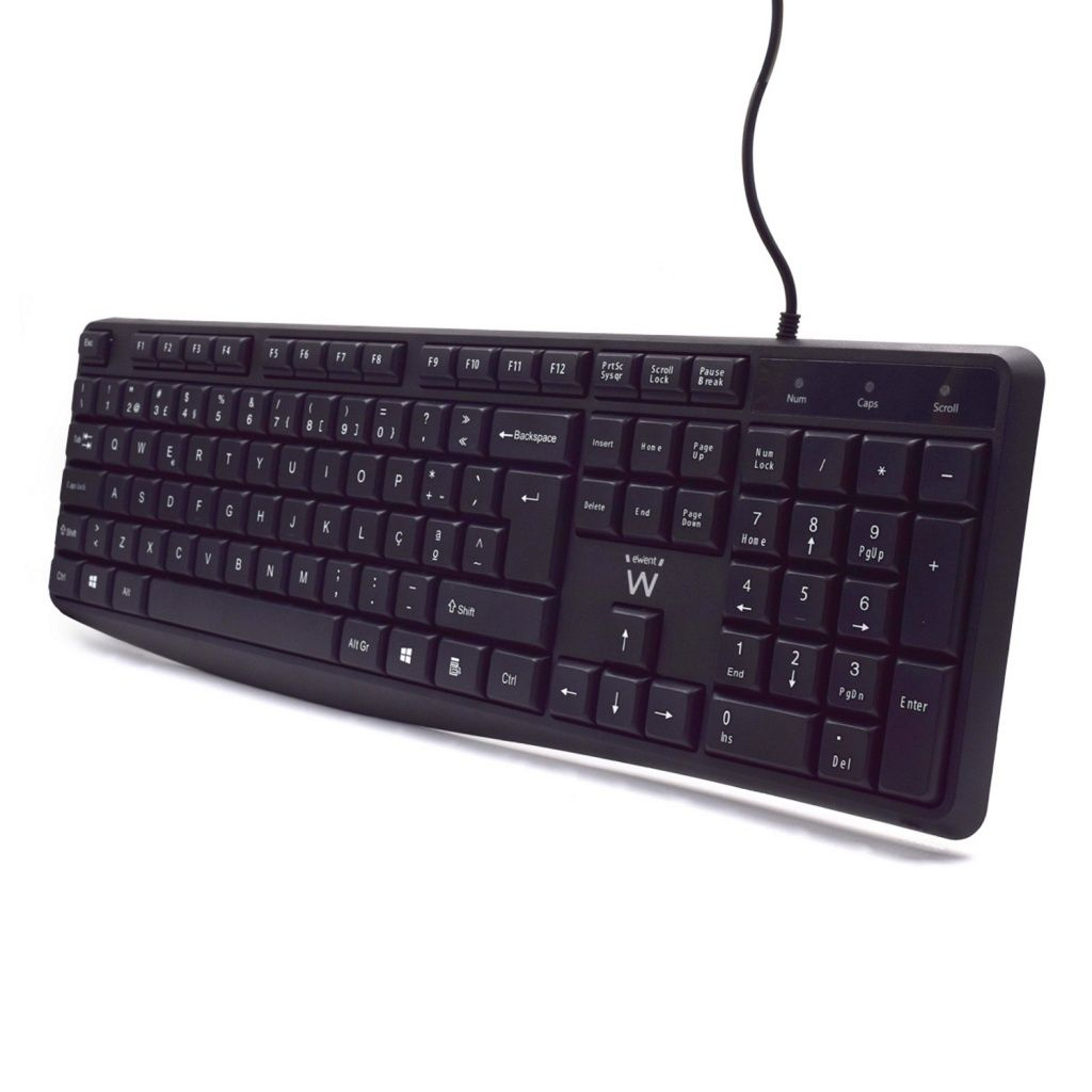 Una tastiera di computer nera su sfondo bianco. Ha tasti con scritte bianche e un cavo nero.