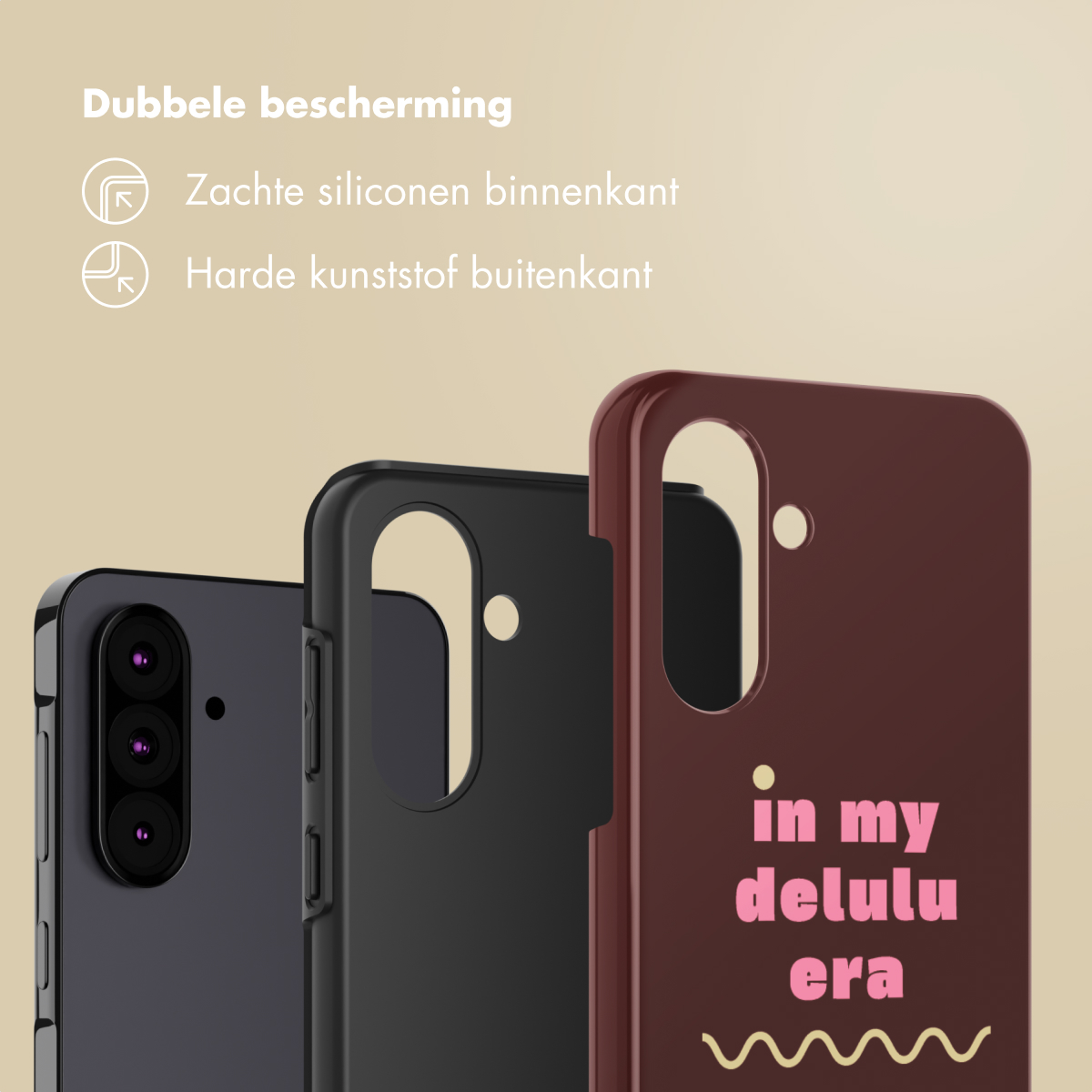 Trois coques de téléphone : noir, gris foncé et bordeaux. Le texte sur la coque bordeaux dit "in my delulu era".