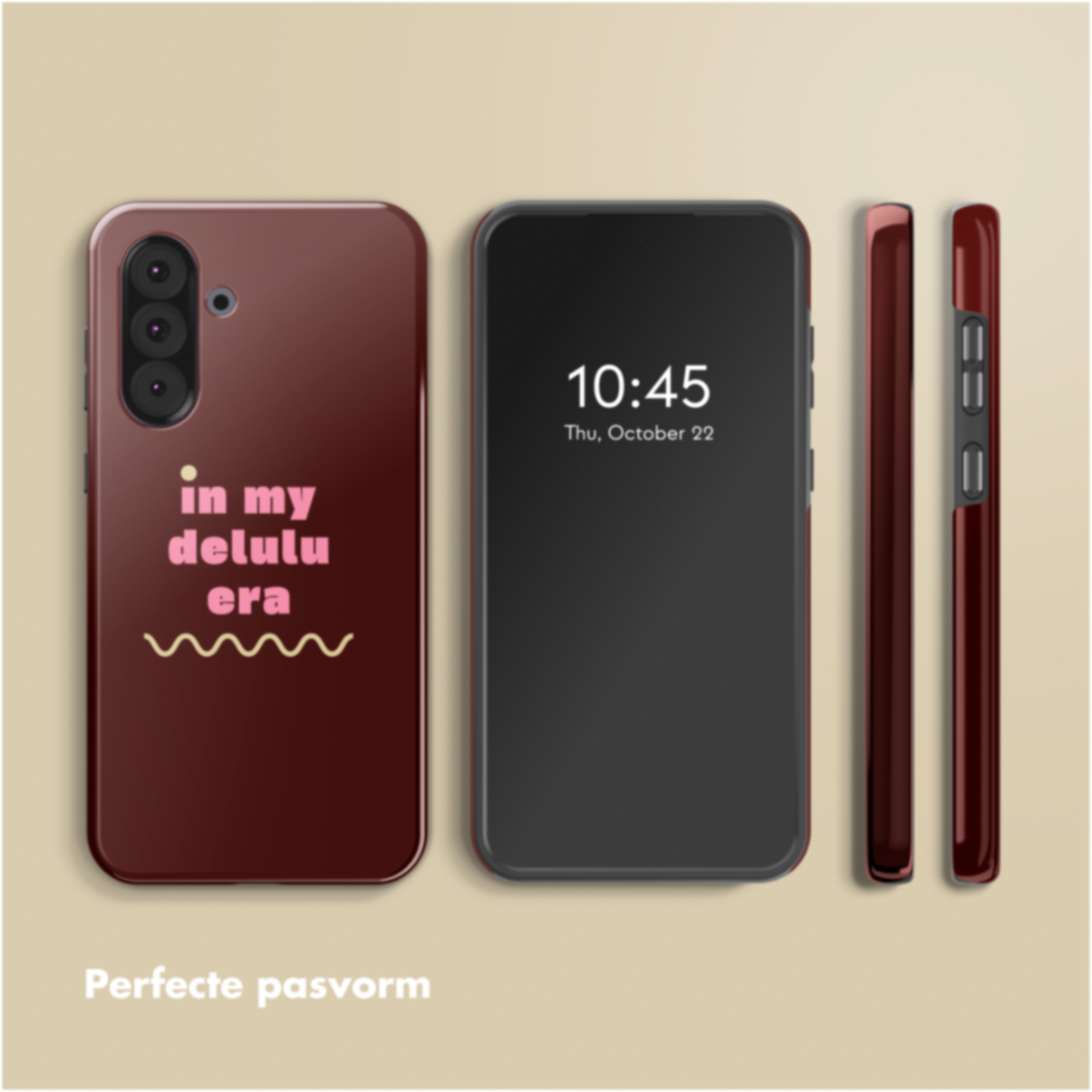 Trois smartphones, un avec étui, un avec écran affichant 10:45, et une vue latérale de l'étui. Texte sur l'étui : 'in my delulu era'.