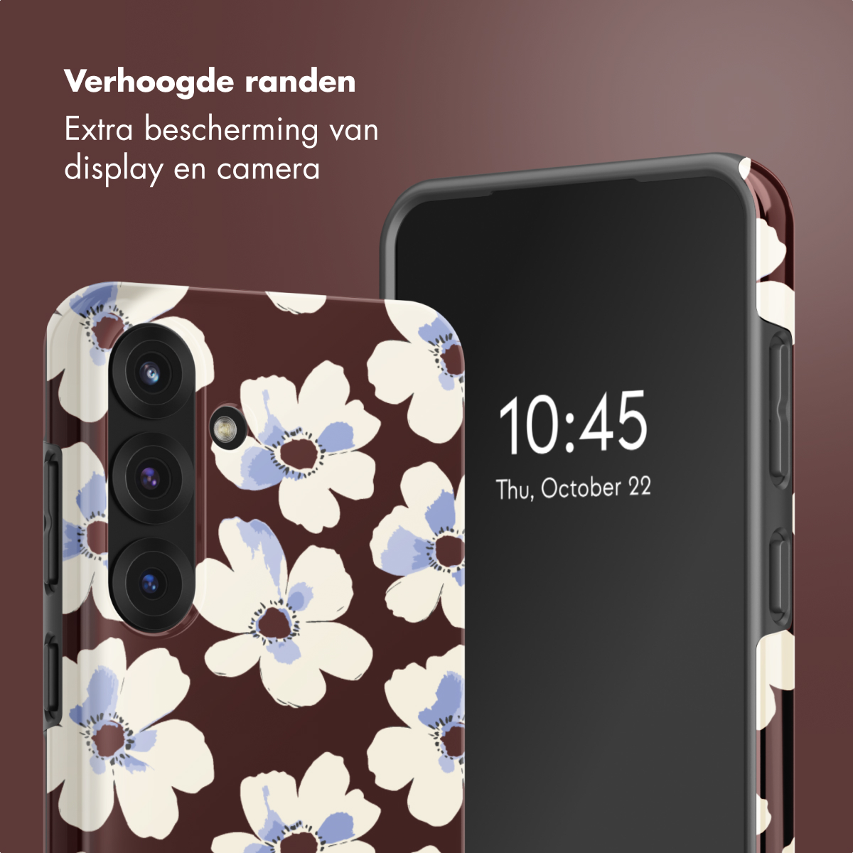 Twee smartphones met bloemenhoesjes. Eén toont een vergrendelscherm met de tijd. De achtergrond is bruin.