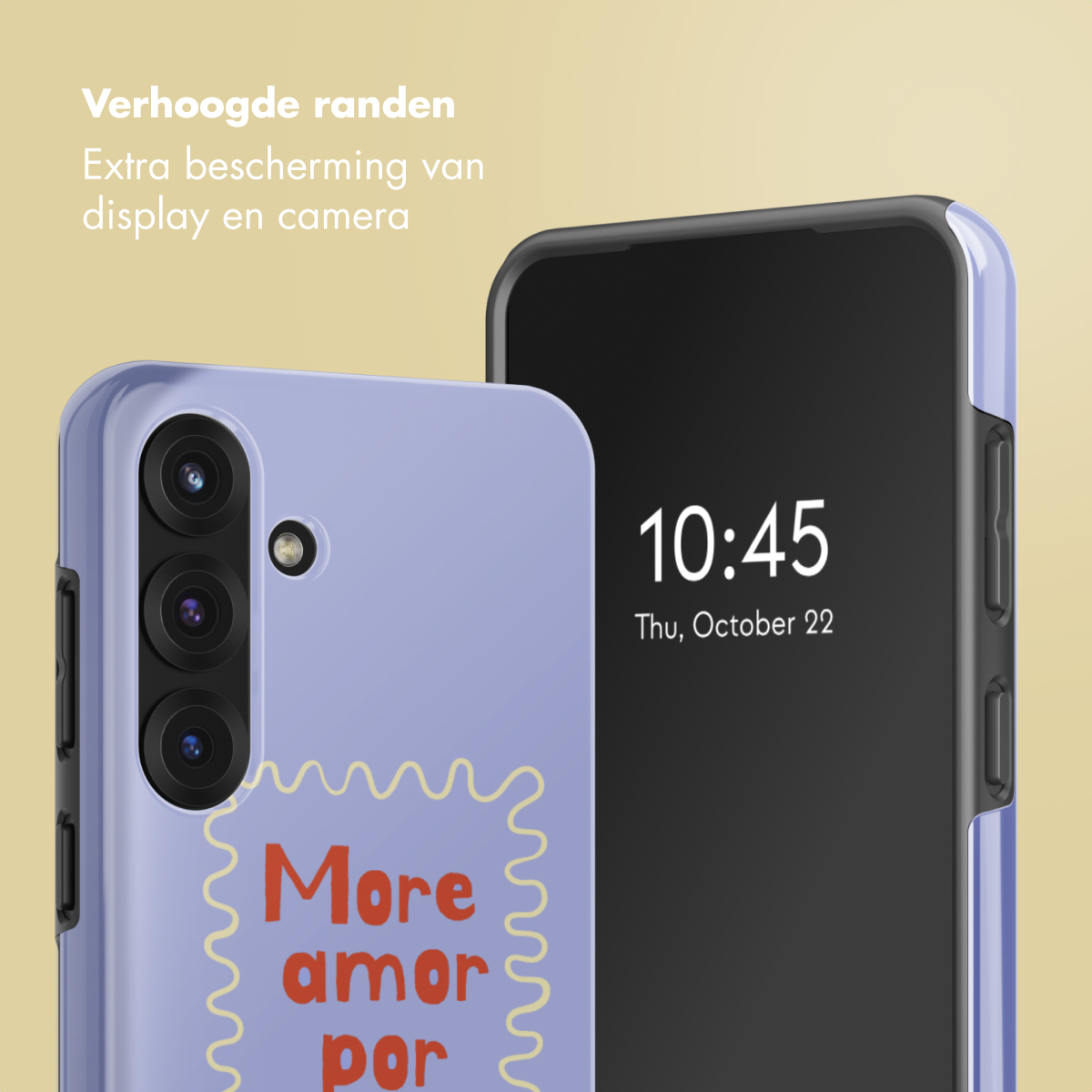 Een telefoon met een blauwe hoes. De tekst op de hoes luidt 'More amor por'. Het scherm toont 10:45, do., 22 oktober.