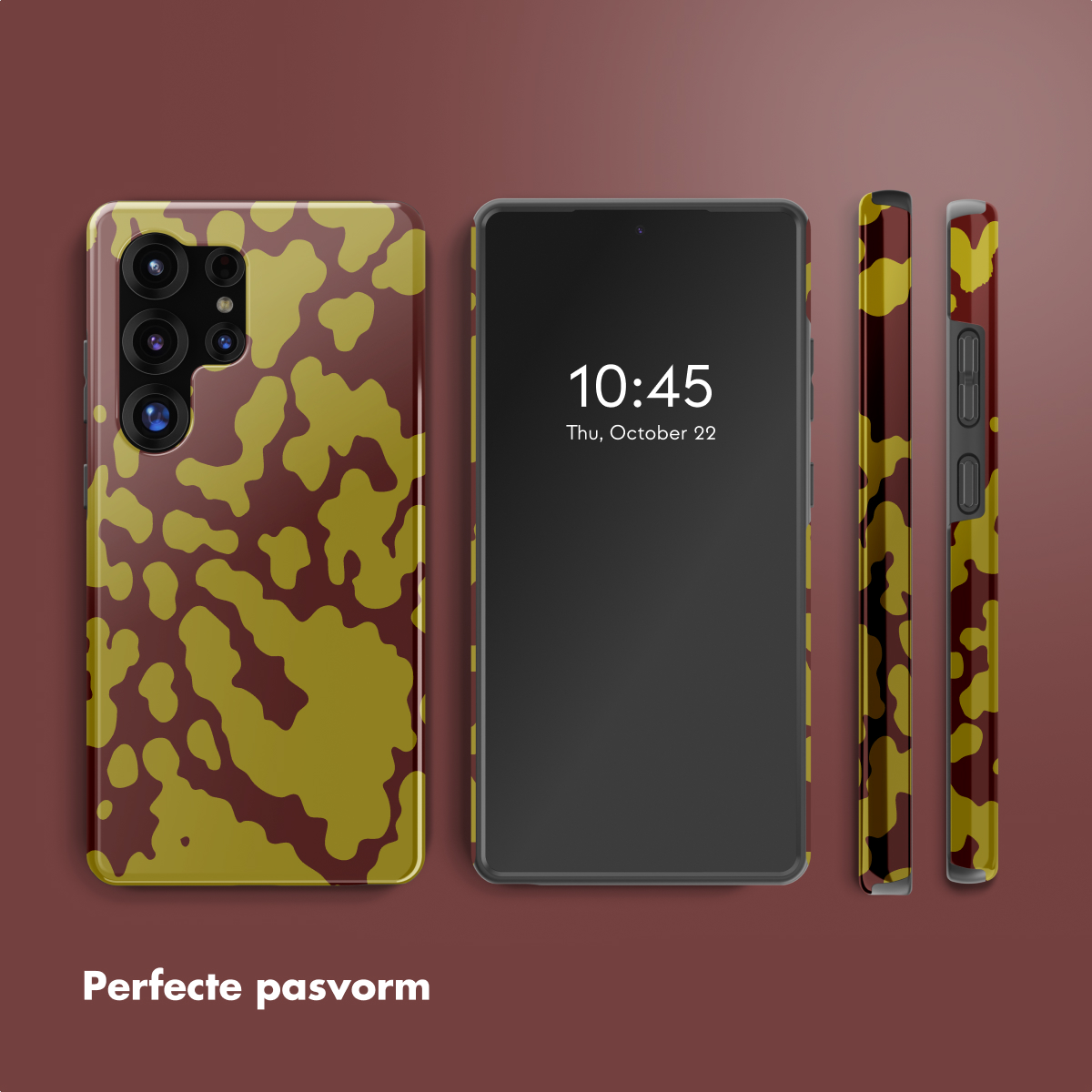 Een smartphone met een camouflagepatroon hoesje wordt in meerdere hoeken weergegeven. Het scherm toont de tijd. De achtergrond is bordeauxrood.