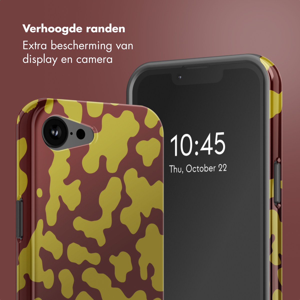 Twee telefoons met patronen. Eén toont de tijd. De hoezen hebben een bruin en geel camouflagepatroon.