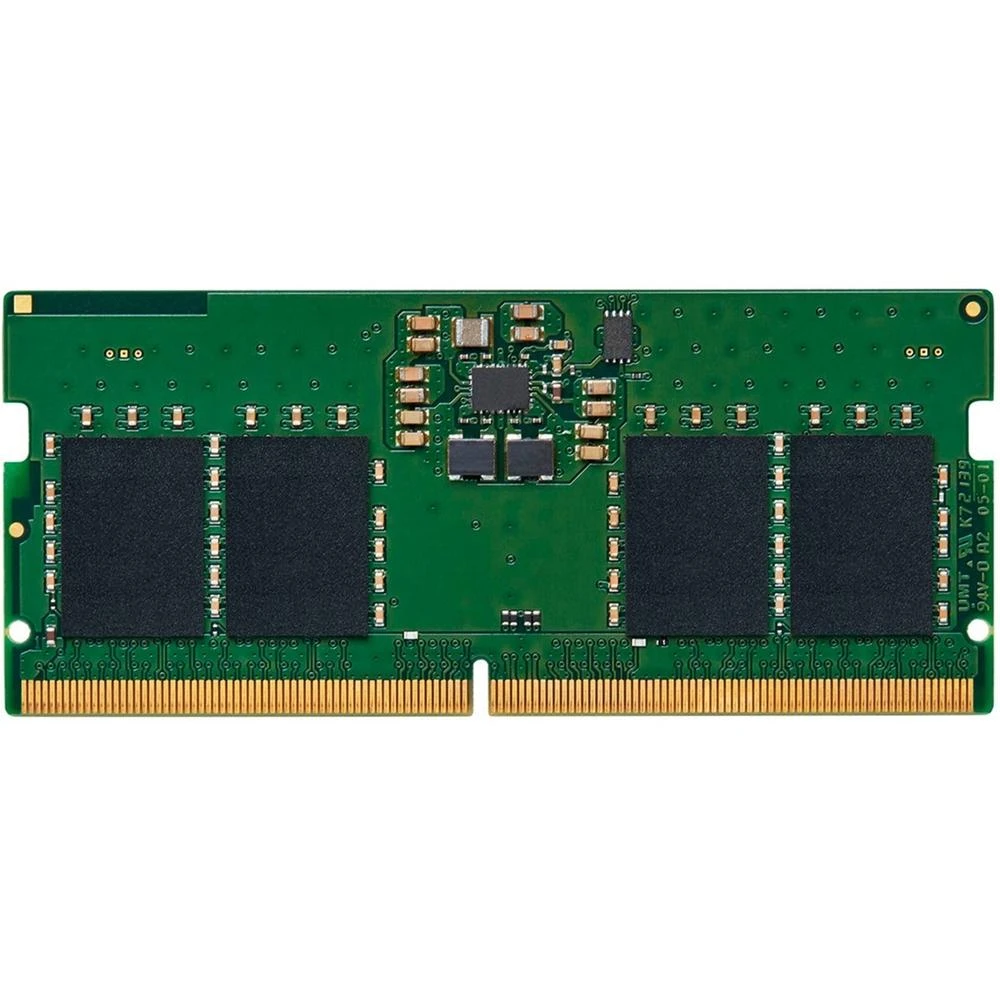 Ein grünes RAM-Modul mit goldenen Anschlüssen und schwarzen Speicherchips. Verschiedene elektronische Bauteile sind sichtbar.