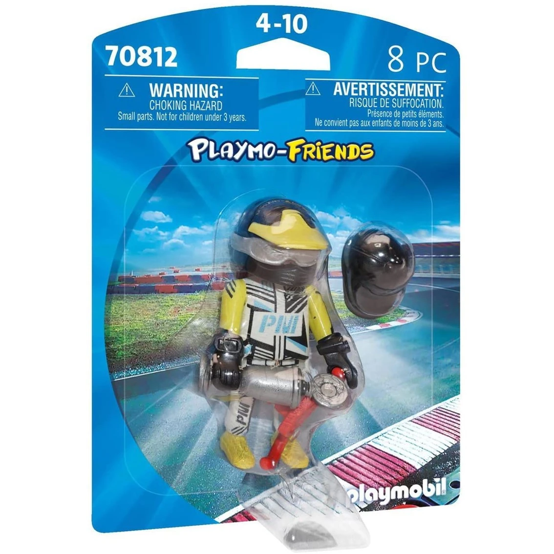 Eine Playmobil-Figur eines Rennfahrers in einer Verpackung. Die Figur trägt einen gelb-schwarzen Helm und Rennanzug und hält ein Werkzeug.