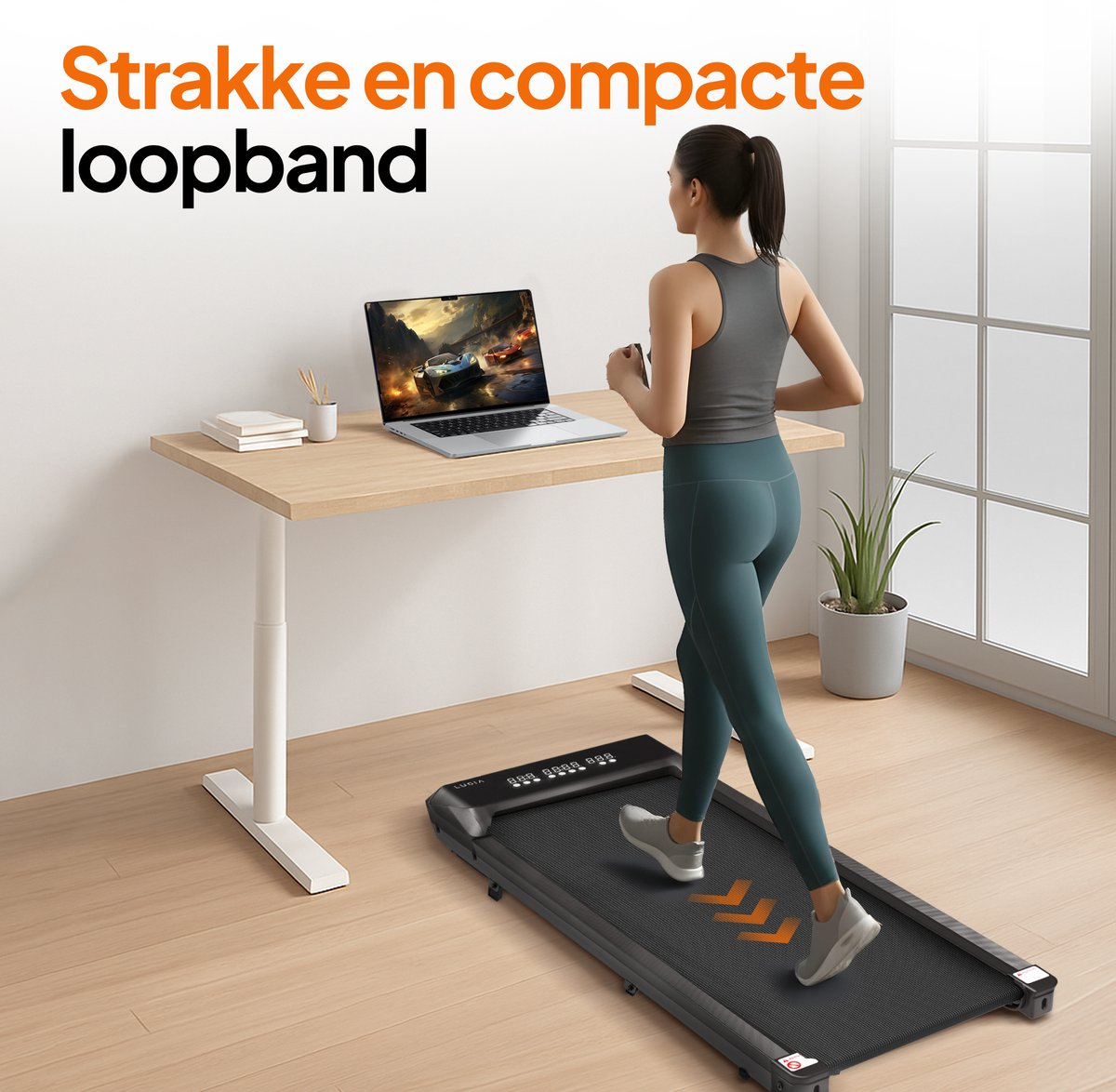 Frau geht auf einem Laufband. Ein Laptop steht auf einem Schreibtisch davor. Im Hintergrund sind eine Pflanze und ein Fenster.