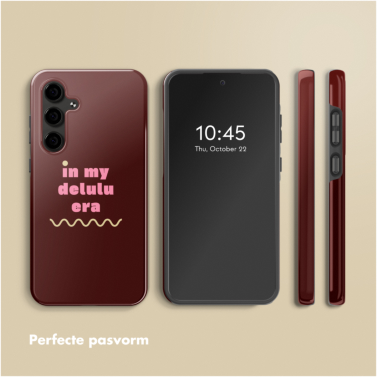 Trois smartphones. Un avec une coque indiquant 'in my delulu era', un autre affichant 10h45, et un troisième montrant le côté de la coque.