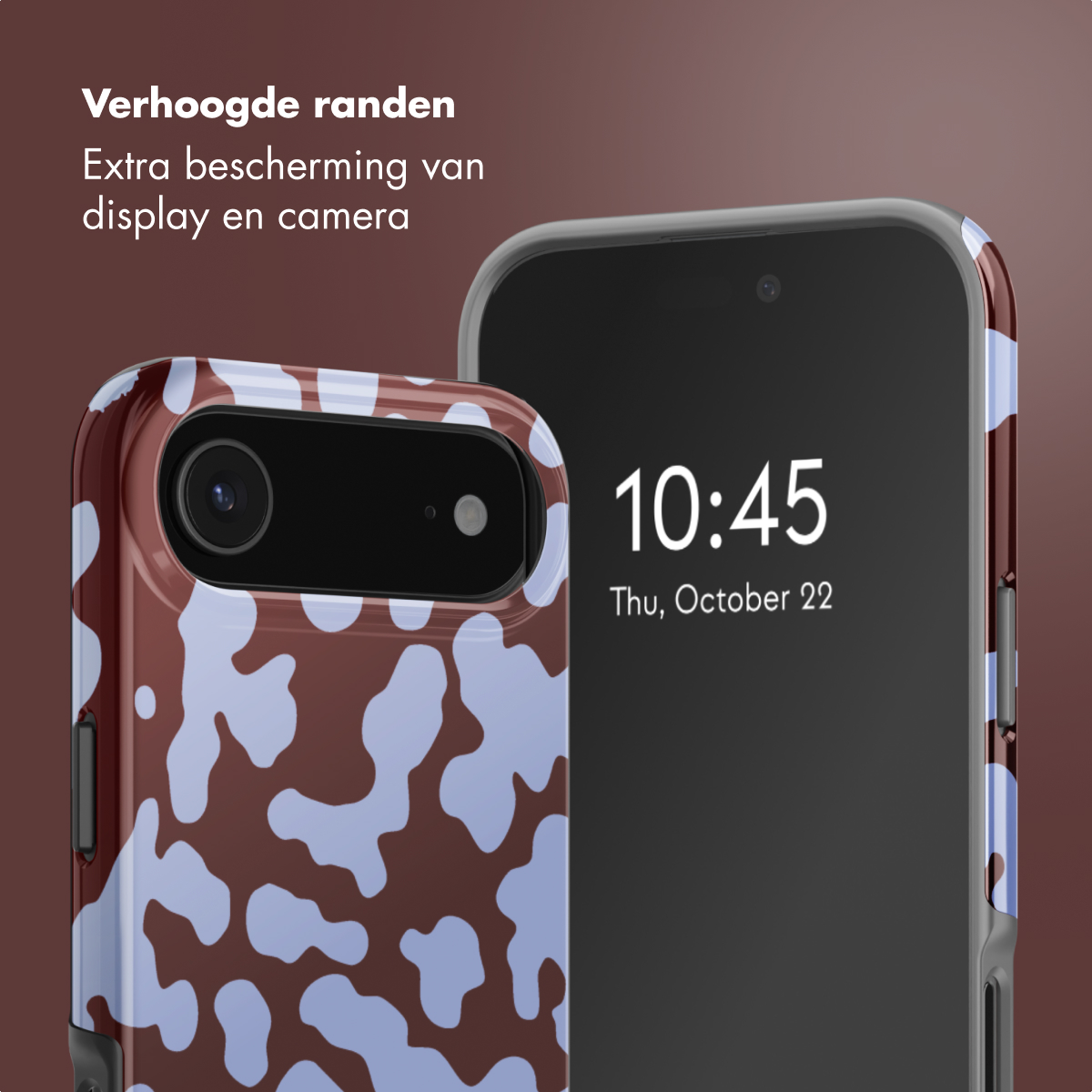 Twee telefoons met hoesjes. Eén hoesje is bruin en blauw gevlekt, de andere is transparant. Het scherm toont de tijd en datum.