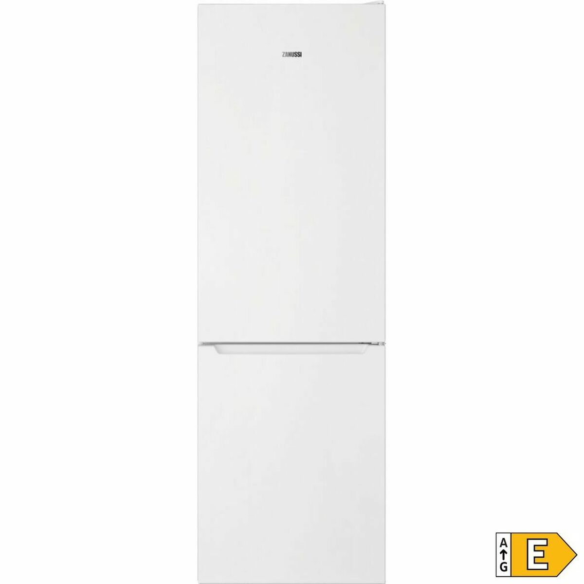 Un refrigerador Zanussi blanco. Tiene una sección superior y una inferior. Una etiqueta de eficiencia energética está a la derecha.