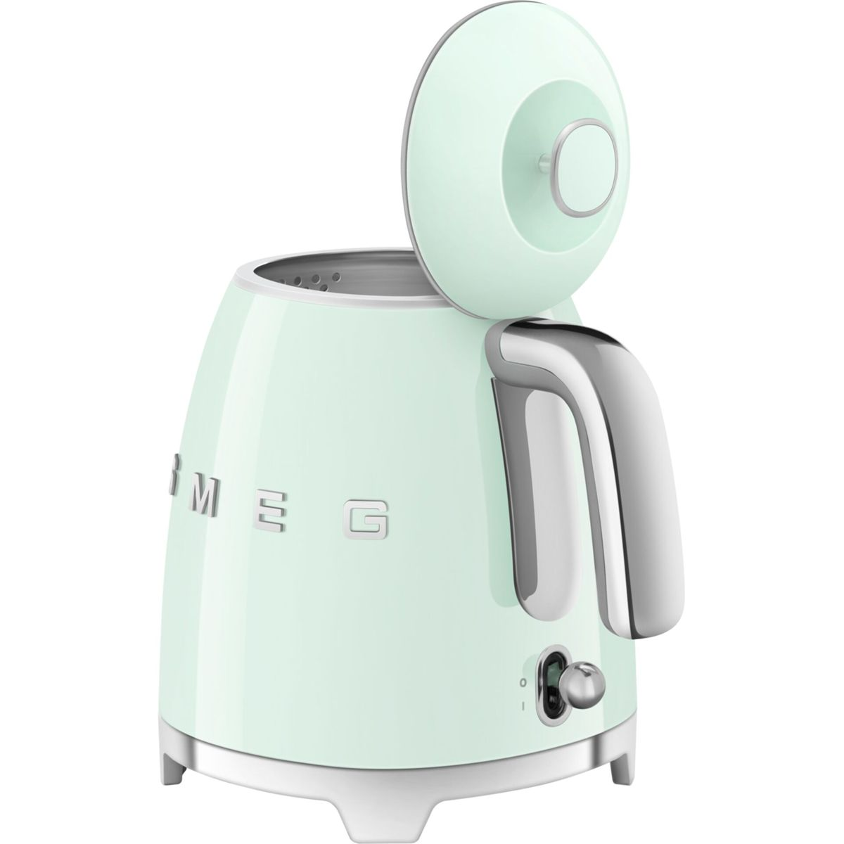 Miętowo-zielony czajnik Smeg, otwartą pokrywą. Ma srebrny uchwyt i podstawę, z logo Smeg. Widoczny jest włącznik/wyłącznik.