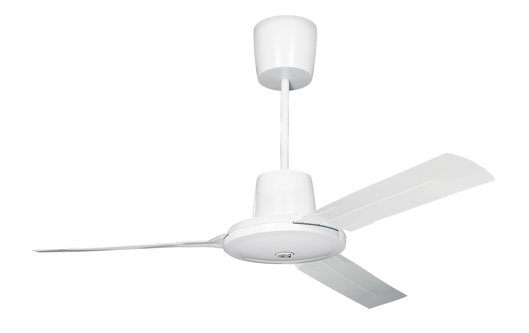 Un ventilatore da soffitto bianco con tre pale è sospeso a un soffitto bianco. Il ventilatore ha un alloggiamento motore cilindrico.