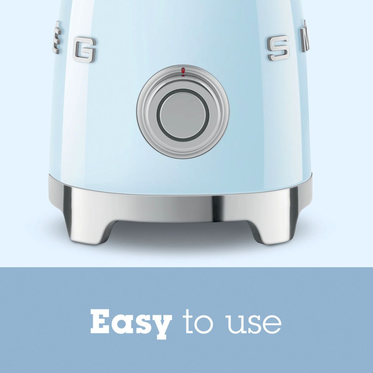 Jasnoniebieski blender. Słowo 'Easy to use' znajduje się na dole. Podstawa blendera jest srebrna. Na niebieskim korpusie widoczne są litery 'S' i 'G'.