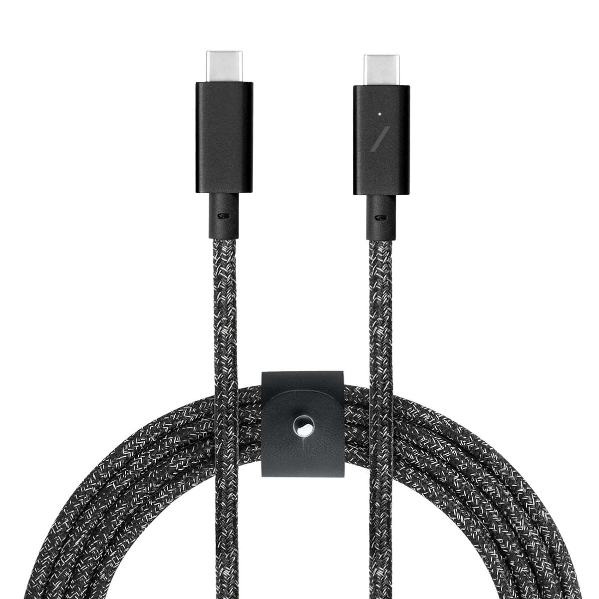 Due cavi USB-C neri con trama intrecciata, collegati da un cinturino in pelle nera su sfondo bianco.