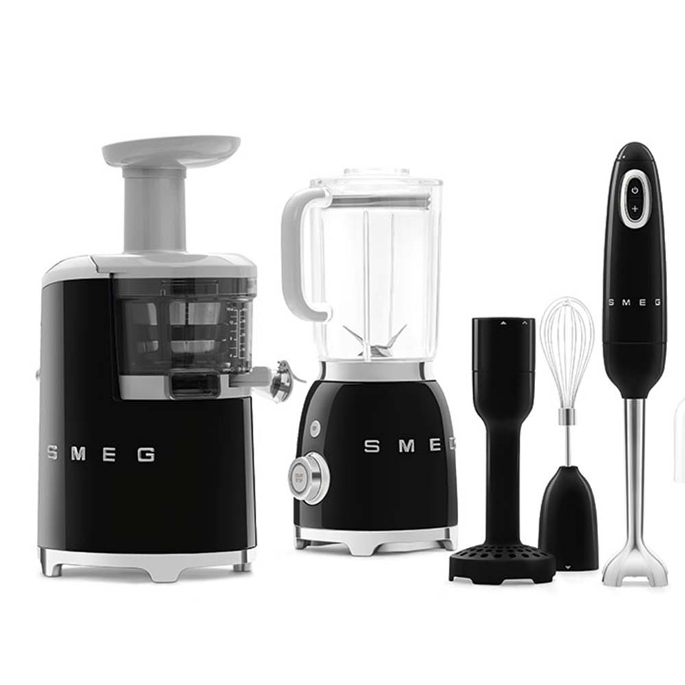 Un set di elettrodomestici da cucina SMEG neri e argentati: spremiagrumi, frullatore, frullatore a immersione e accessori. Sfondo bianco.