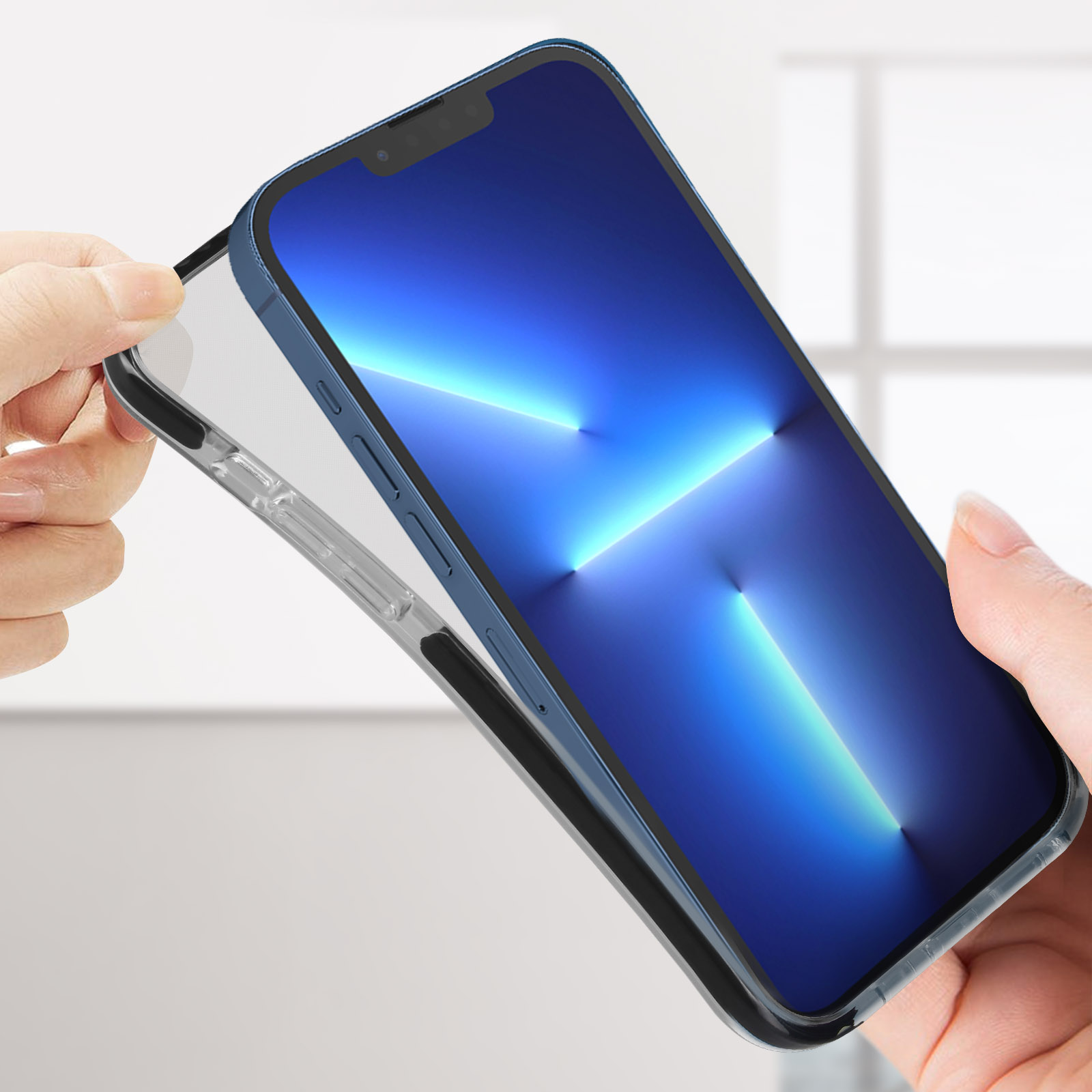 Mani che tengono un telefono blu all'interno di una custodia trasparente. Lo schermo mostra una sfumatura blu.