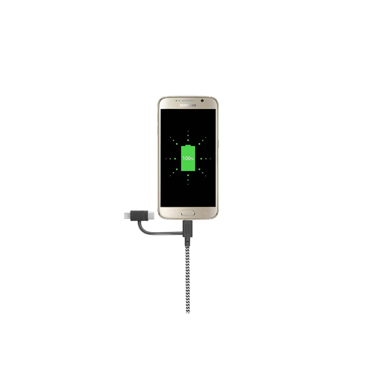 Uno smartphone dorato si sta caricando. Lo schermo mostra il 100% di batteria. Un cavo di ricarica nero è collegato al telefono.