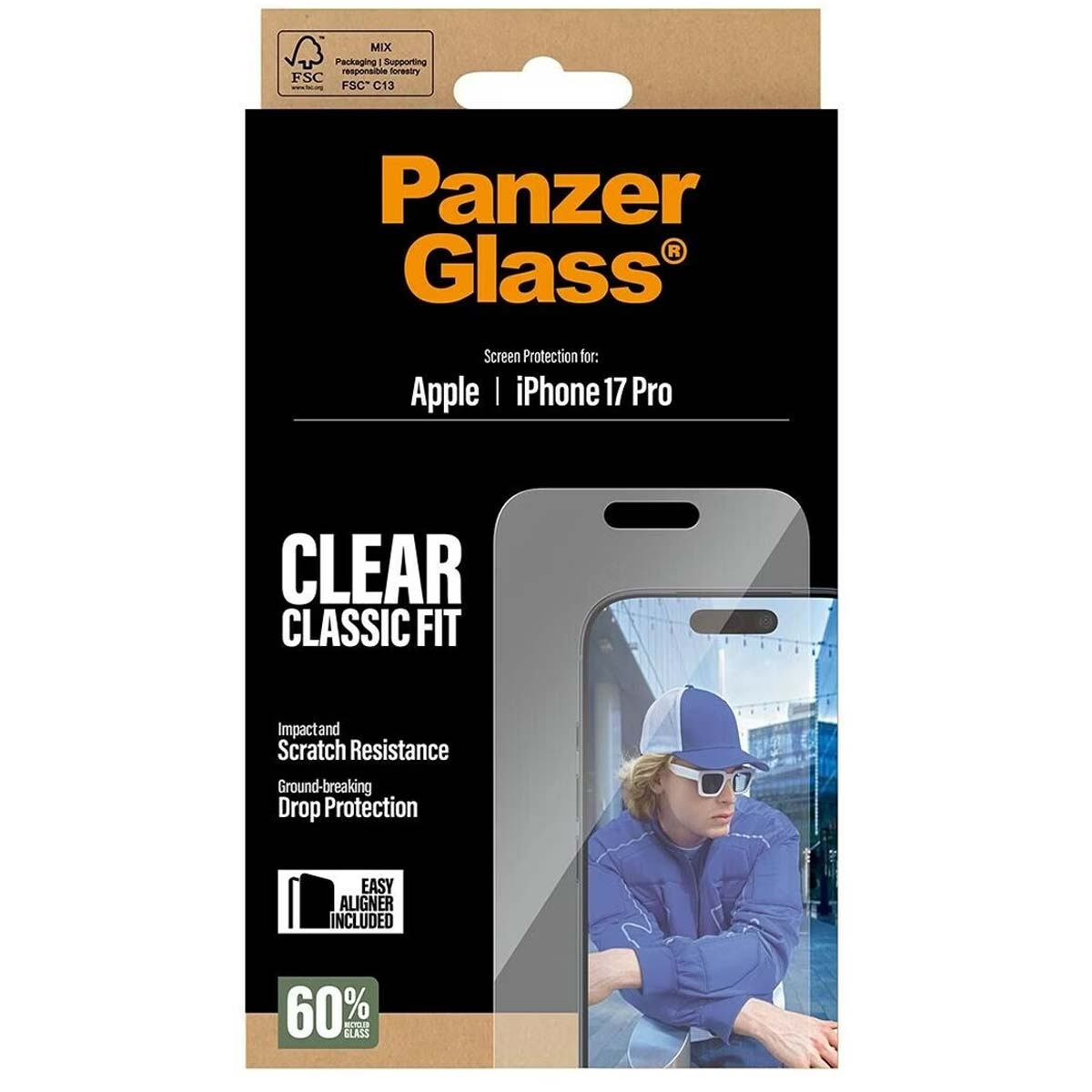 Une boîte de protection d'écran Panzer Glass pour iPhone 17 Pro, avec une personne portant une casquette et des lunettes de soleil.