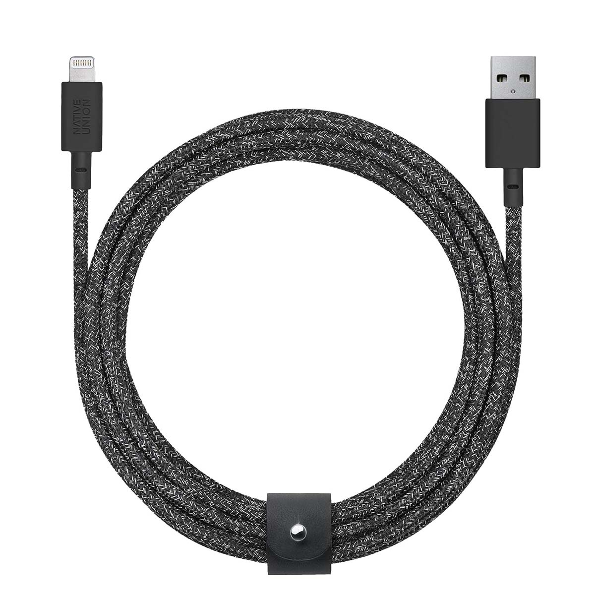 Un câble de charge tressé noir et gris avec un connecteur Lightning et un connecteur USB, enroulé en cercle.