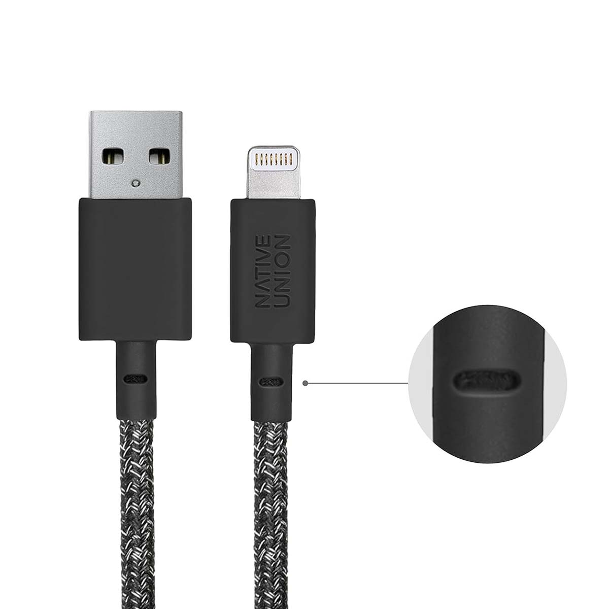 Deux câbles USB noirs et gris avec différents connecteurs. L'un est USB-A, l'autre est un connecteur Lightning, de la marque Native Union.