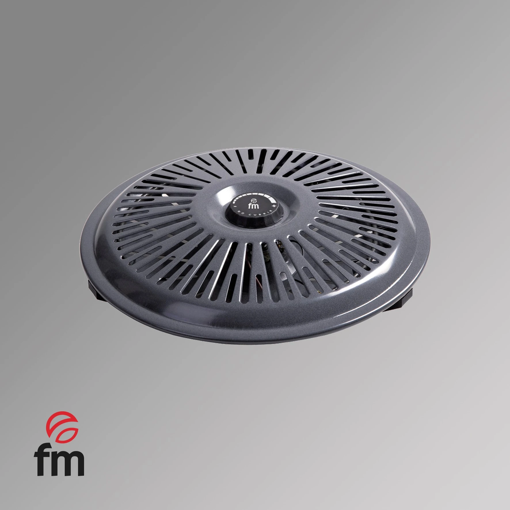 Una parrilla eléctrica gris con diseño circular. El centro tiene controles y el logotipo FM. El fondo es gris degradado.