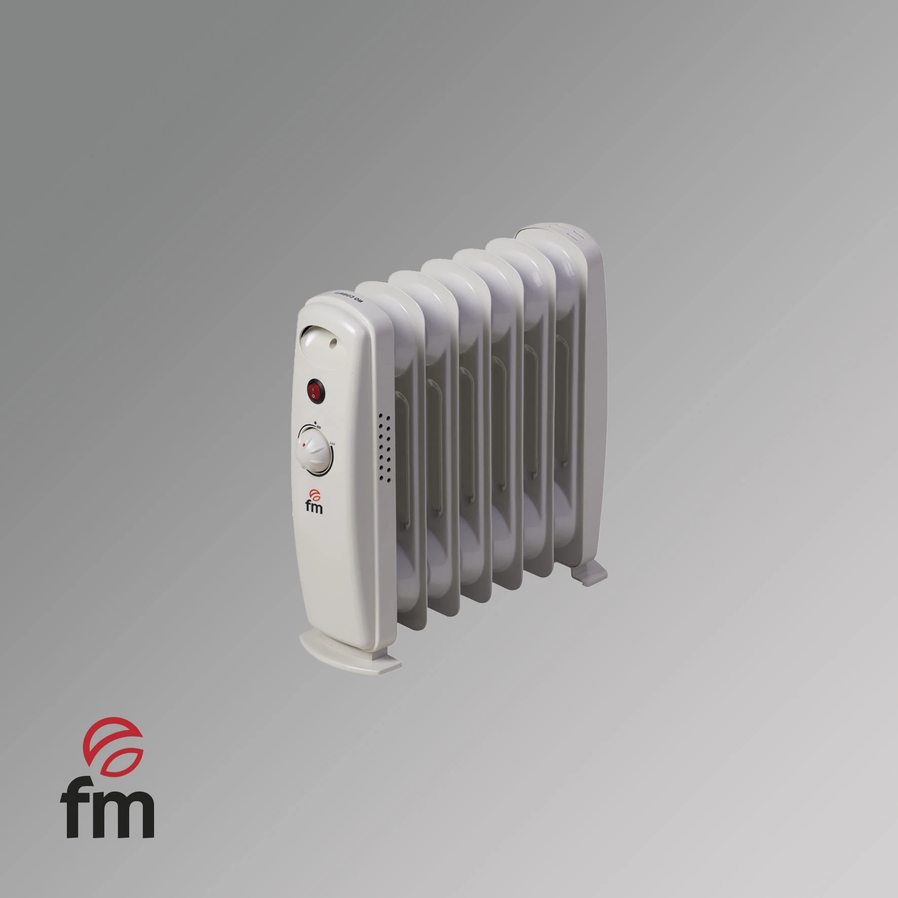 Un radiatore a olio bianco con sette alette, un pannello di controllo e il logo FM su sfondo grigio.