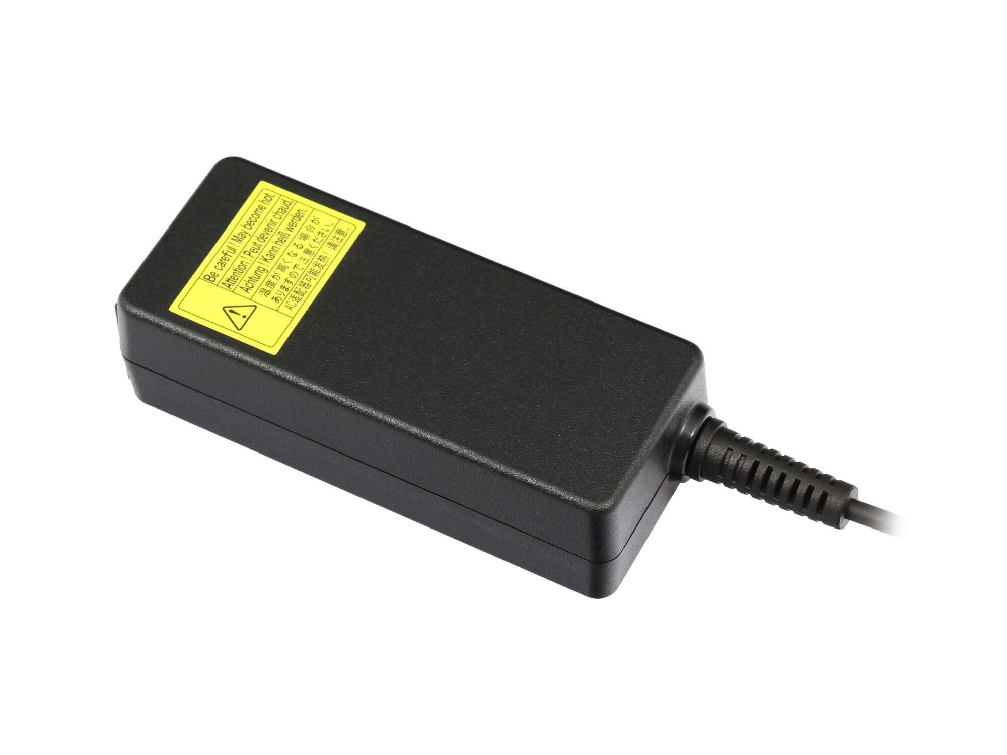 Schwarzer Netzadapter mit Warnhinweis, verbunden mit einem schwarzen Kabel. Weißer Hintergrund.