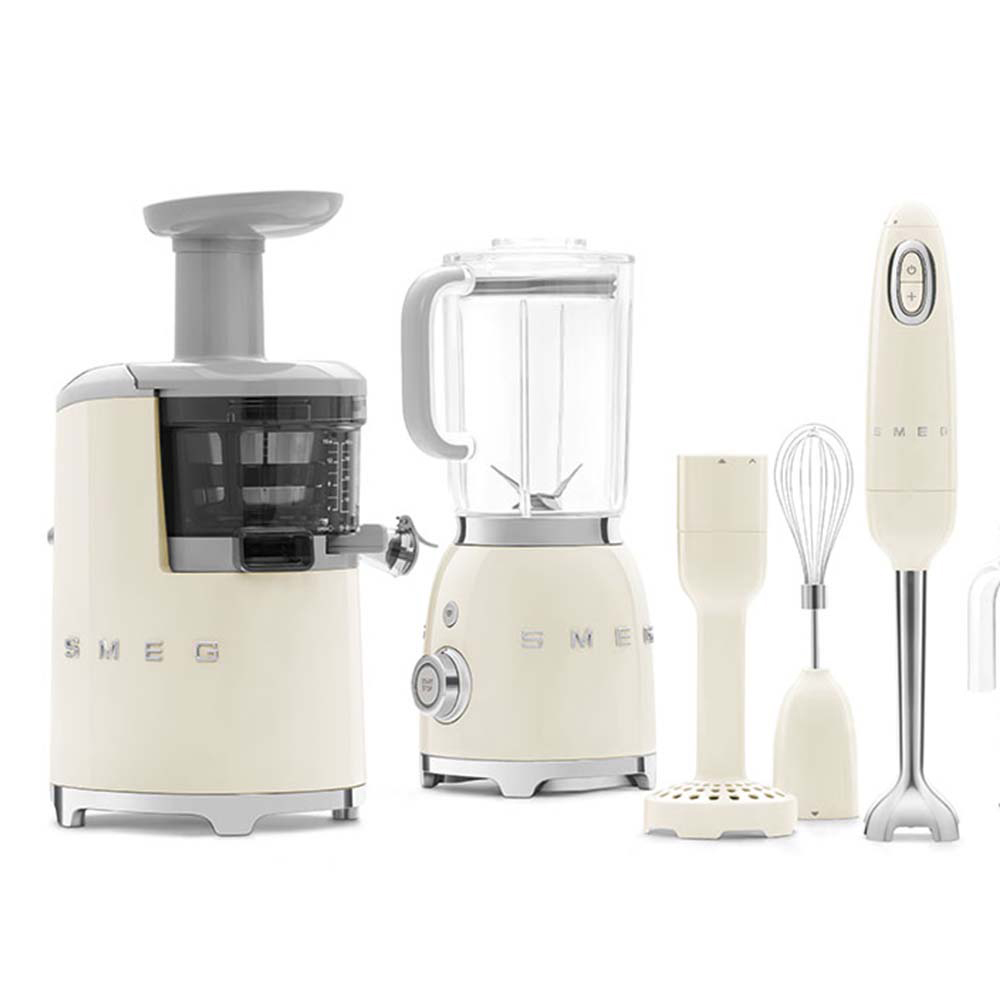 Electrodomésticos de cocina color crema: exprimidor, licuadora, batidora de inmersión con accesorios. Todos tienen el logo SMEG.
