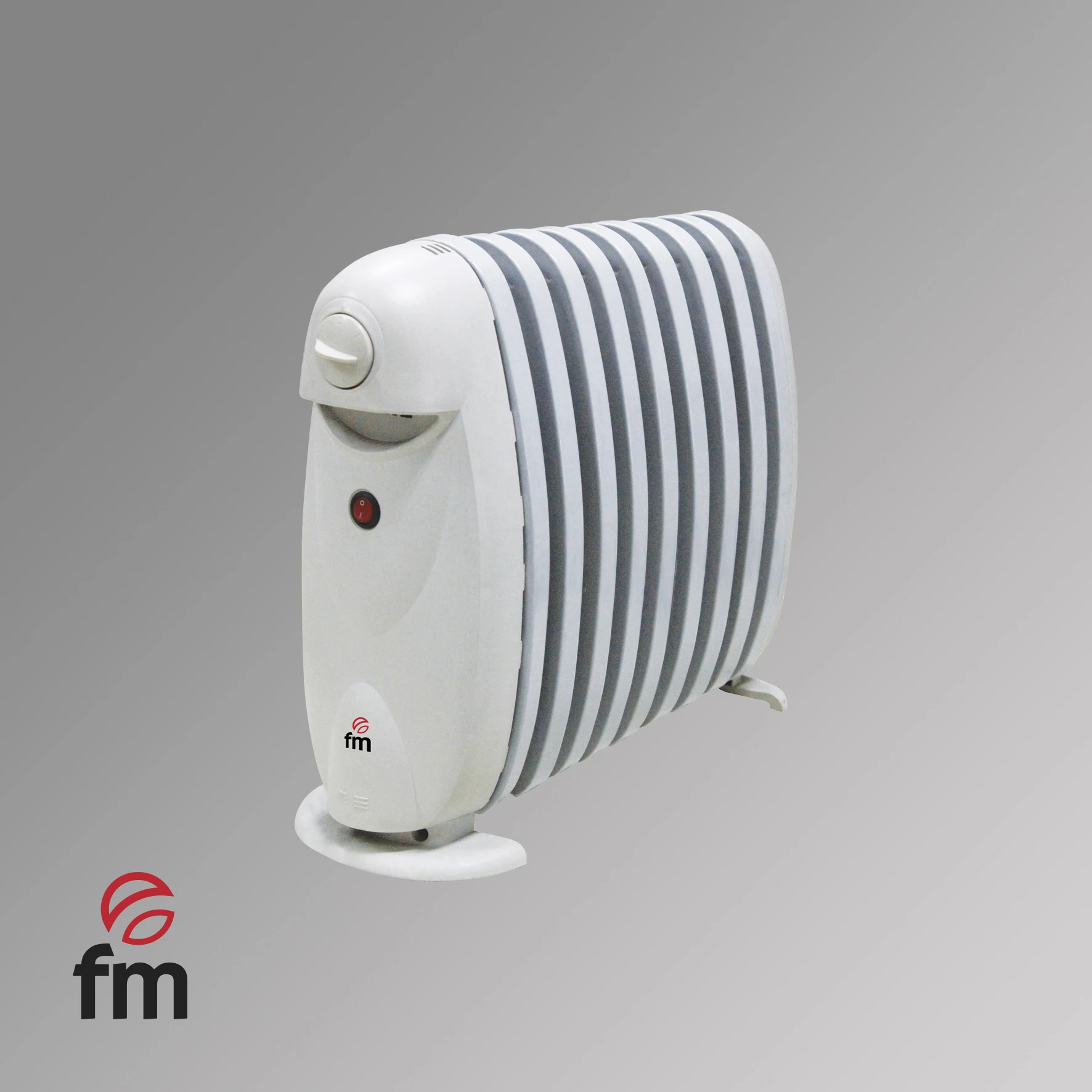 Un radiatore elettrico bianco con strisce grigie, un pulsante di accensione rosso e il logo "fm". Sfondo grigio.
