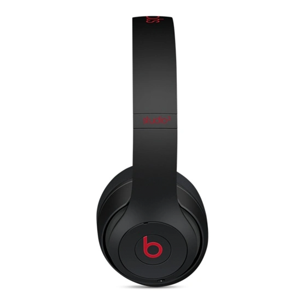 Zwarte Beats Studio koptelefoon. Rood 'b' logo op de oorschelp. 'Studio' en 'beats' in rood op de hoofdband.