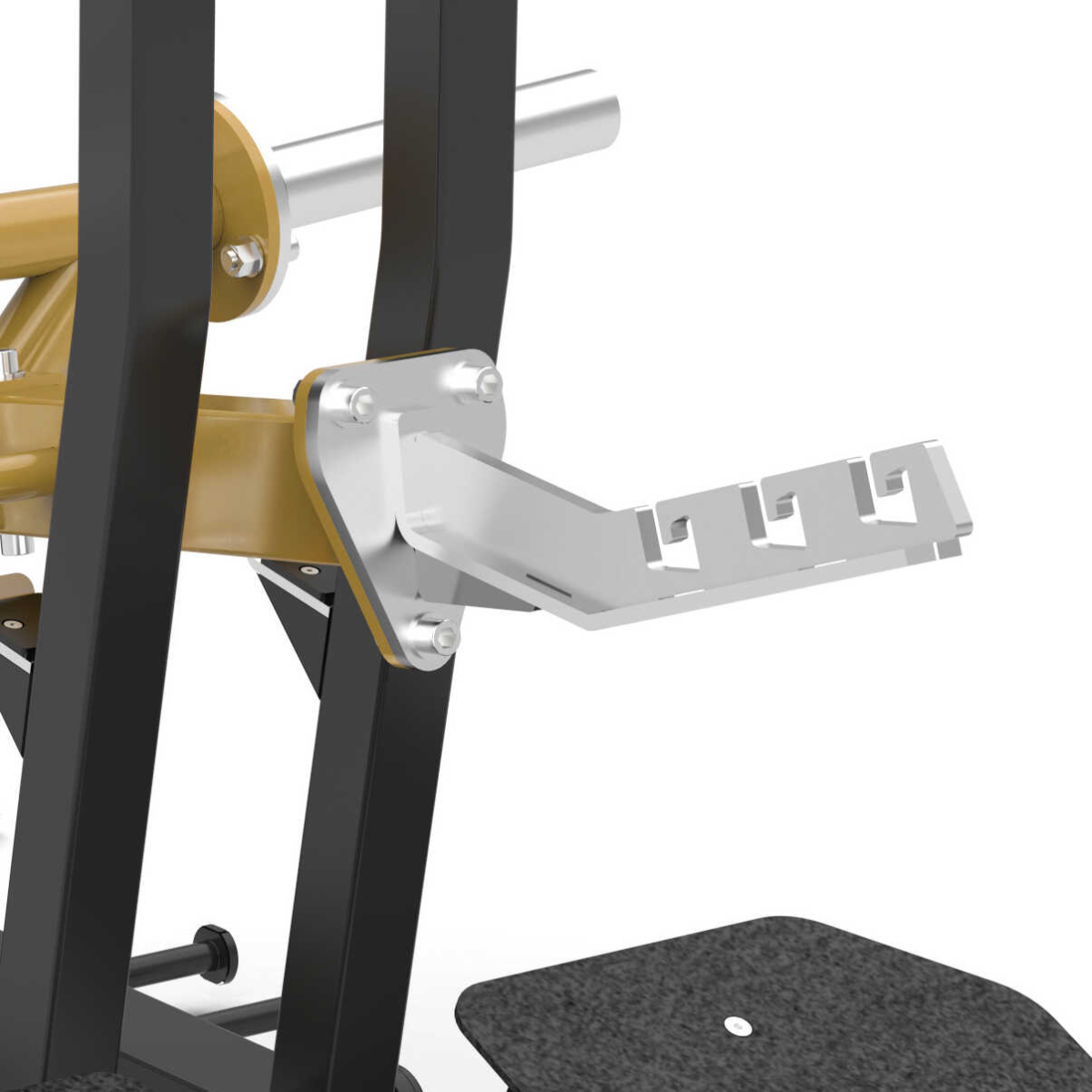 Gros plan d'une partie d'une machine de musculation. Il comporte un repose-pieds argenté avec des encoches, fixé à un cadre noir et doré.