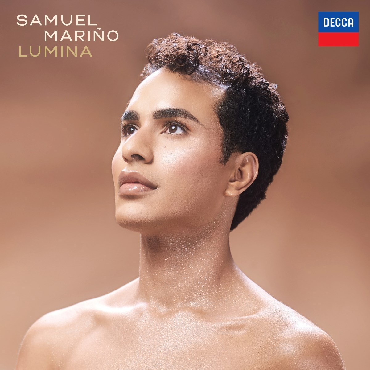 Een man kijkt omhoog, ontbloot bovenlijf, kort donker haar en een lichtbruine achtergrond. Tekst: 'Samuel Mariño Lumina' en Decca-logo.